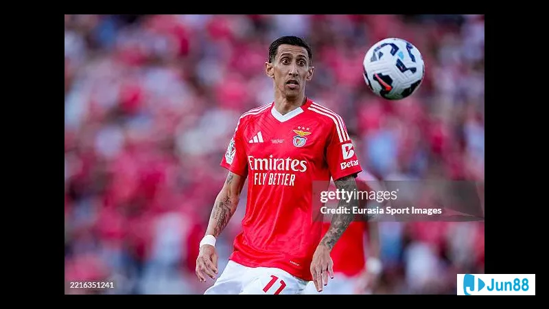 Cầu thủ Benfica thực hiện cú sút mạnh mẽ trong trận đấu với Qarabag