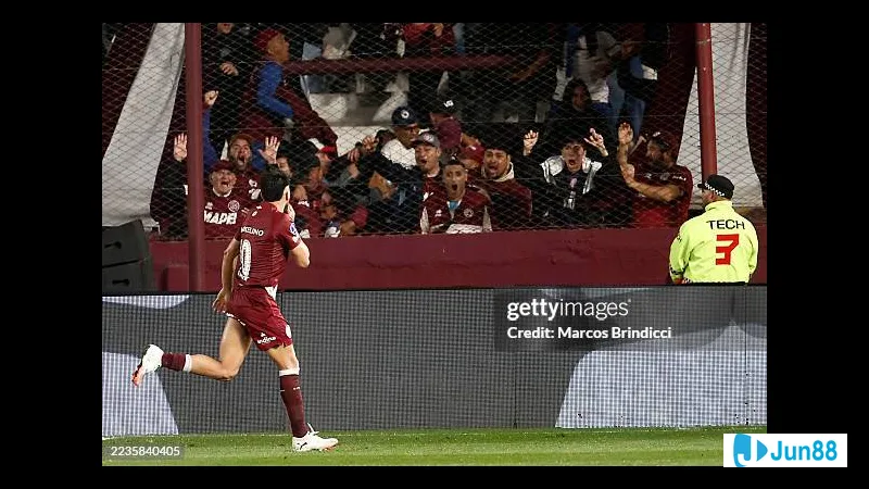 Một cầu thủ Fluminense và một cầu thủ Lanus đua tranh quả bóng trên sân cỏ