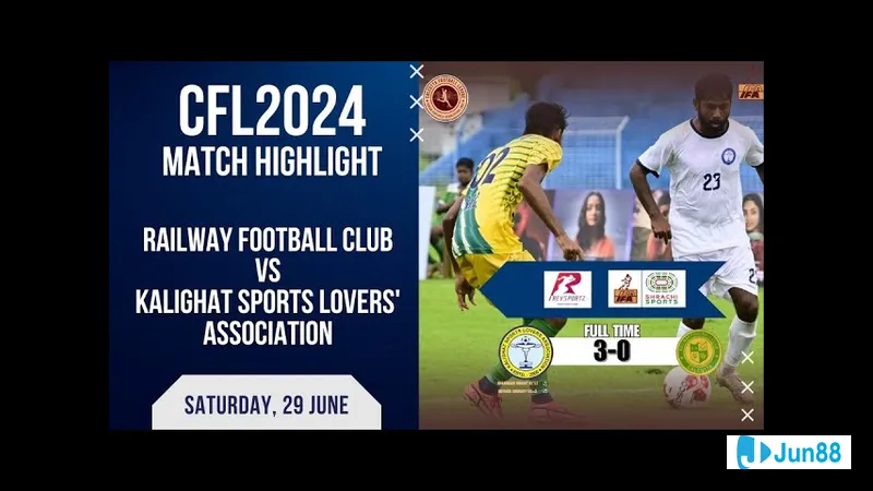 Các cầu thủ Kalighat và Railway đang tranh chấp quả bóng trên sân cỏ