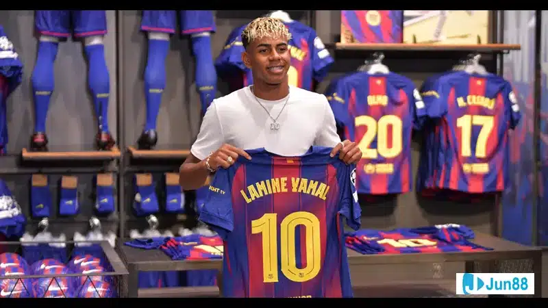 Lamine Yamal trong trang phục đội tuyển nổi bật trên sân cỏ