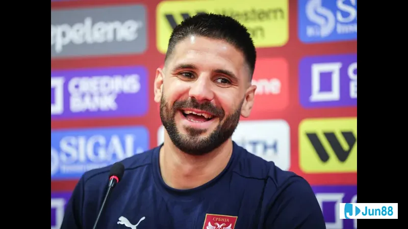 Cầu thủ Latvia và Serbia trong buổi tập chuẩn bị cho trận