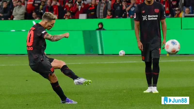 Cầu thủ Bayer Leverkusen tung cú sút mạnh vào khung thành của PSV trong trận đấu