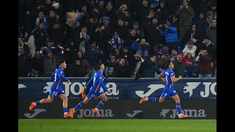 Cầu thủ của Montana dẫn bóng qua hậu vệ của Lok Sofia trong trận đấu