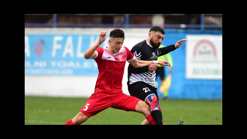 Cầu thủ Mykonos và Aias Salamina đang tranh chấp quả bóng trên sân cỏ