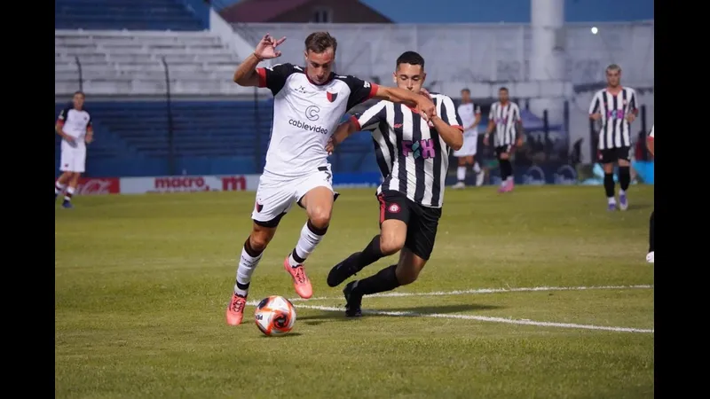 Cầu thủ Paysandu và Miramar đang tranh chấp quả bóng trên sân.