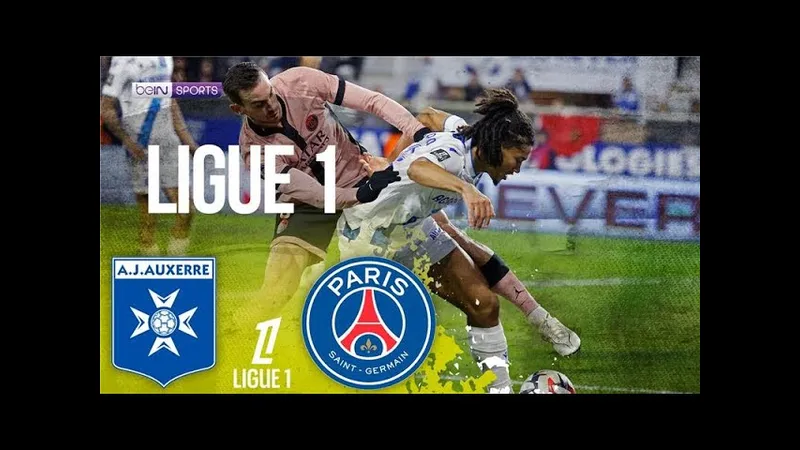 Cầu thủ Auxerre và Paris tranh chấp bóng trên sân.