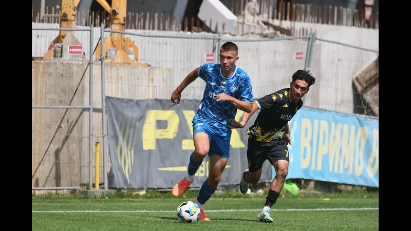 Cầu thủ Dynamo Kyiv và Rukh Lviv đối mặt trên sân cỏ